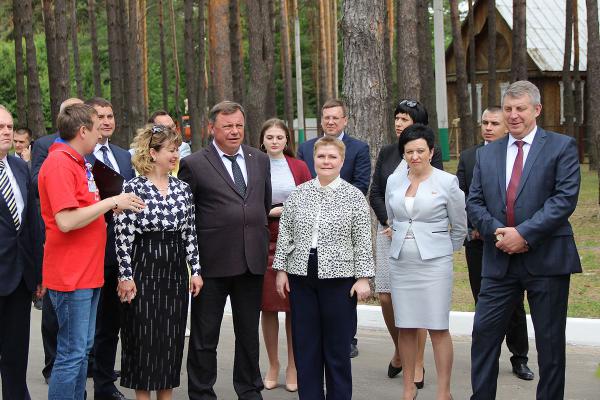 Ирина Кузнецова (в центре) во время поездки в Брянскую область 25 мая 2017 г.