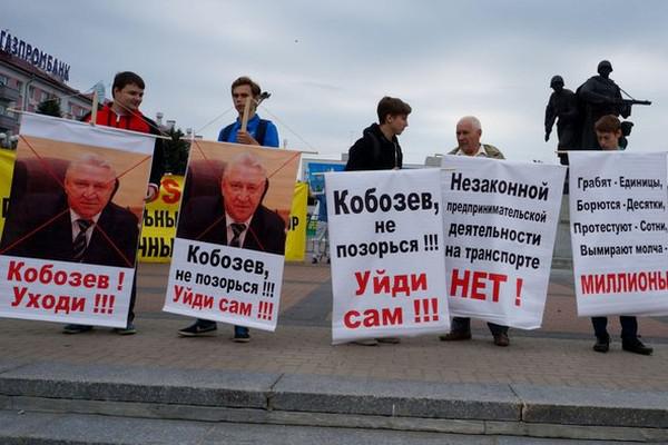 Июль 2015 г. Плакаты с требованием отставки Кобозева на митинге против беспредела в маршрутном бизнесе