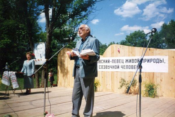 2 июня 2002 г. Праздник «Липовый цвет» в с. Рёвны открывает директор Московского литературного музея-центра К. Паустовского Илья Комаров