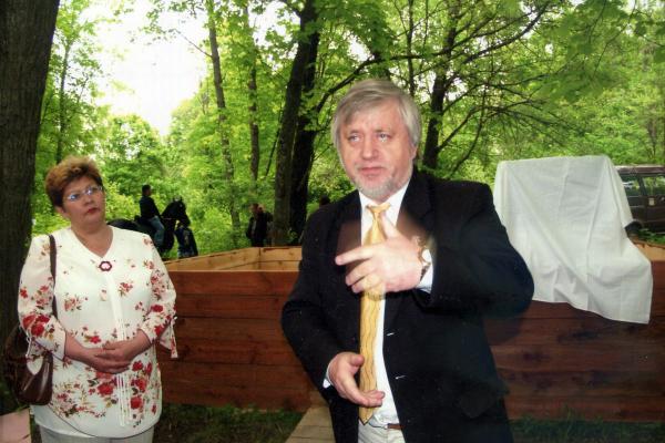 3 июня 2006 г. Т. Слуцкая и Е. Потупов на открытии мемориальной доски на месте дачного дома, в котором жил юный Костя Паустовский