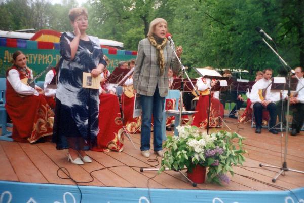 3 июня 2006 г. На 5-м празднике «Липовый цвет» выступает главный редактор журнала «Мир Паустовского» Г. Корнилова