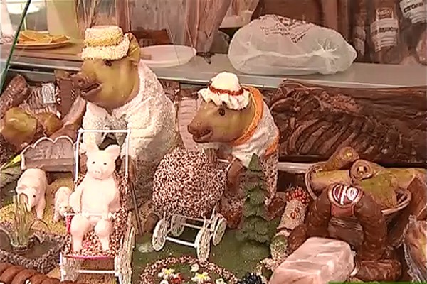 Композиция из поросят АПХ «Царь-мясо» на Свенской ярмарке в год ребенка (август 2011 г.)