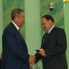 В. Попков вручает С. Зубареву удостоверение депутата областной Думы (фото: 