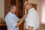 Н. Денин вручает В. Пронину памятную медаль «В честь подвига партизан и подпольщиков», 19 июля 2010 г.