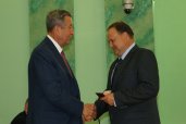 В. Попков вручает С. Зубареву удостоверение депутата областной Думы (фото: 