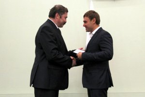 И. Каплунов вручает удостоверение депутата А. Белашу