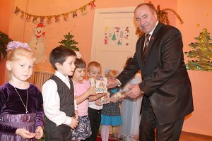 В.Е. Драников вручает сладкие подарки ребятам из детского сада «Родничок» (фото: Злынковская районная газета «Знамя»)