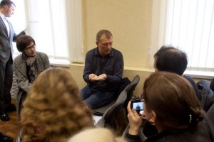 Н. Денин общается с журналистами в зале суда (фото: Игорь Редкинг | БрянскToday)