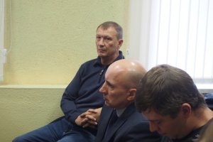 Н. Денин (слева) и Г. Колчебо (в центре) в зале суда (фото: «Брянская улица»)