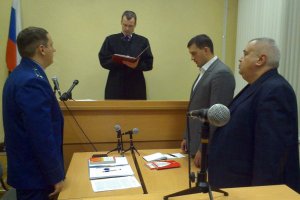 Судья А. Устинов оглашает приговор Н. Денину в Советском районном суде Брянска 19 ноября 2015 г. (фото: Артем Сухоломкин)