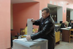 А. Чебыкин на избирательном участке (фото: Новозыбковская газета «Маяк»)