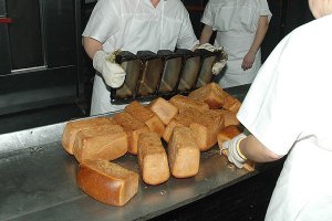 Производство хлеба (фото: svinchukov.livejournal.com)