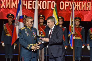 3 октября 2017 года. А. Богомаз получает почётный знак «За выдающиеся заслуги и личный вклад в области химического разоружения»