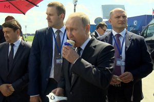 Июль 2017 г. В. Путин попробовал кореновское мороженое во время посещения авиасалона МАКС (фото: ria.ru)