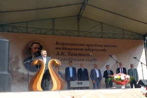 В. Сорочкин выступает на празднике «Серебряная лира» 31 августа 2019 г. (фото: slovo32.ru)