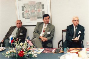 1999 год. Депутат Госдумы О. Шенкарёв (справа) во время визита российской парламентской делегации в США