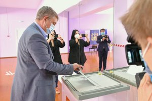 А. Богомаз голосует на губернаторских выборах