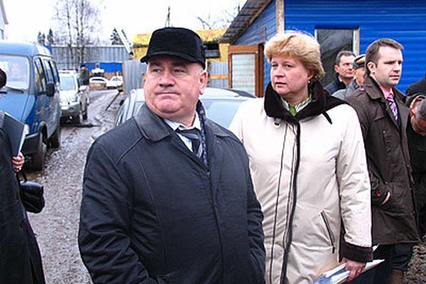Е. Кузавлёв и С. Роман на месте строительства домов в п. Белые Берега (ноябрь 2009 г.)