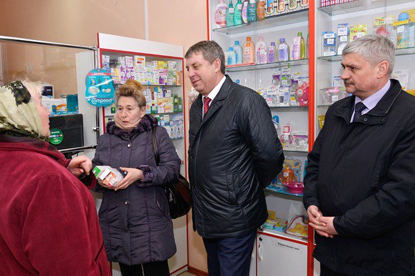 А. Богомаз и Л. Соломатин посетили социальную аптеку в Бежицком районе Брянска