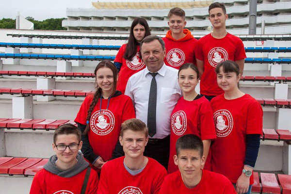 В. Оборотов во Владивостоке встретился с делегацией школьников Брянской области (фото: ВДЦ «Океан»)