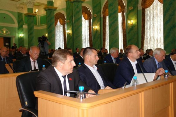 А. Богатиков (в центре) на заседании Брянской облдумы