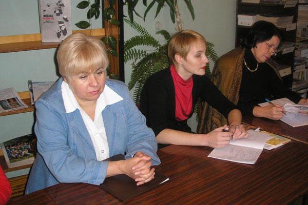 Любовь Суханова (слева) (фото: libryansk.ru)