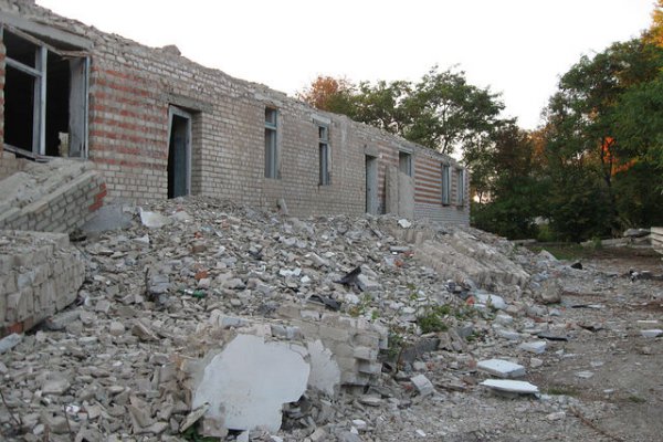 Так уничтожали здание детского сада в селе Каменский Хутор, по улице Ленина, дом 109