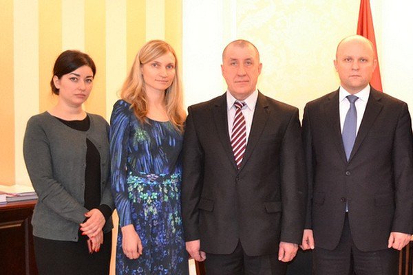 Ирина Алексеенко (крайняя слева) на вручении удостоверений (фото: Брянский областной суд)