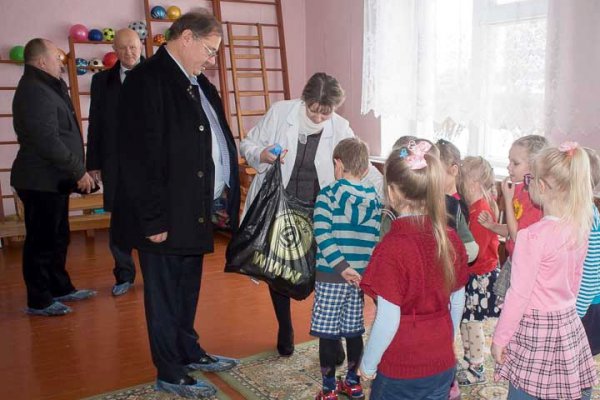 Борис Пайкин в детском саду поселка Кокоревка Суземского района (фото: «Брянская улица»)