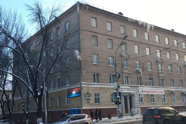 Сосульки на здании по проспекту Ленина в Брянске (фото: БрянскToday)