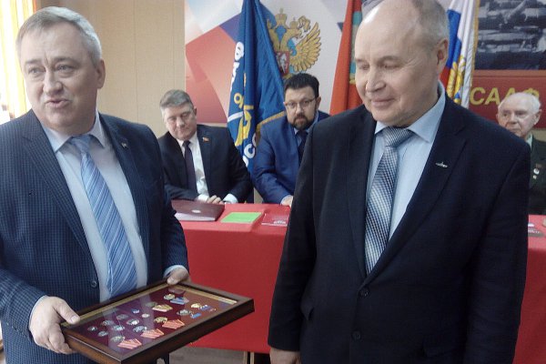 В. Андреев (справа) на пленуме Брянского регионального отделения ДОСААФ 5 апреля 2018 г. (фото: botsh1.ru)