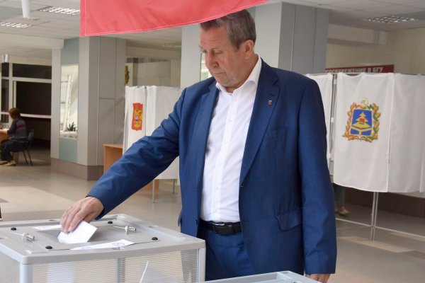 Председатель Брянской облдумы, глава брянских единороссов В. Попков голосует на выборах 8 сентября 2019 г.