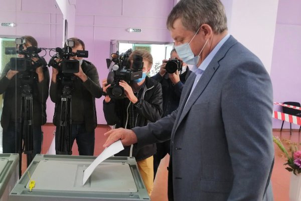 А. Богомаз голосует на выборах 13 сентября 2020 г. (фото: «Брянский рабочий»)