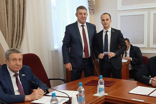 В центре - депутат Артём Ашеко (справа) и губернатор Александр Богомаз